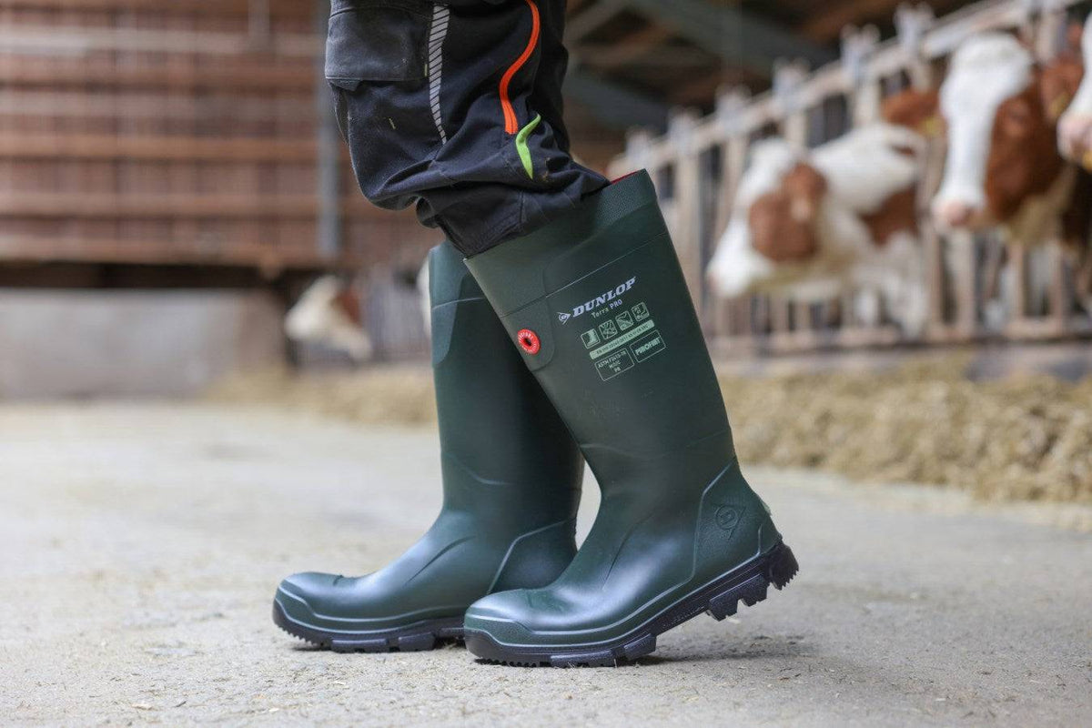 Dunlop® Purofort® TerraPRO S5 Sicherheitsstiefel im Einsatz im Stall. Perfekte Gummistiefel S5 für Landwirtschaft und kalte Temperaturen bis -20 °C.