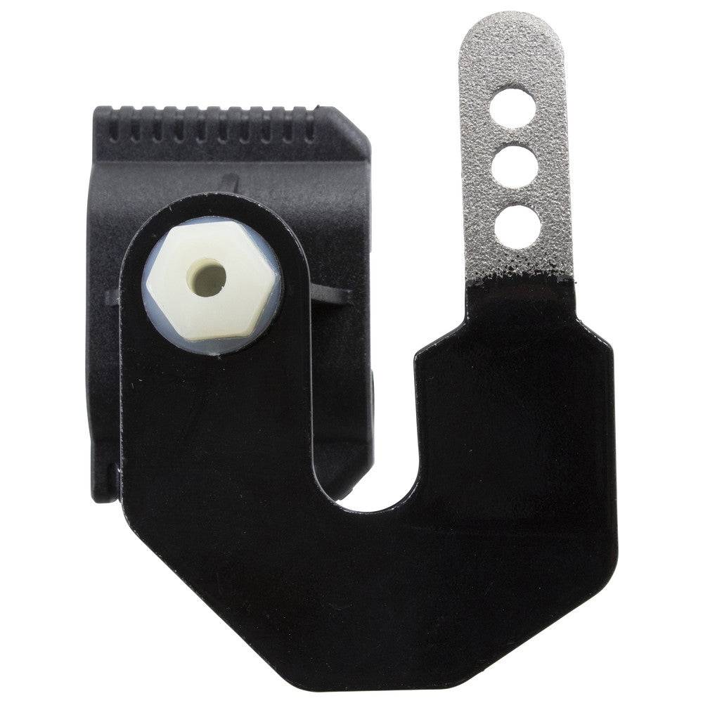 Rückansicht der Helmhalterung Dönges für Schuberth F200/F210 mit Befestigungsschraube und Metalllasche. Helme Zubehör für Industrie und Feuerwehr.