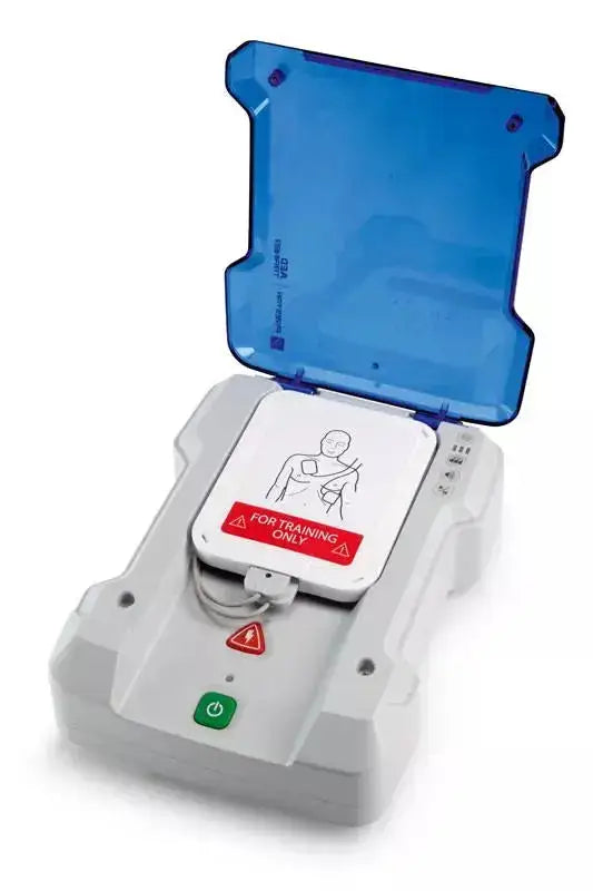 Geöffneter Prestan AED Trainer Plus mit eingelegtem Trainingspad, optimal für praxisnahe AED-Schulungen in medizinischen Lehrumgebungen.