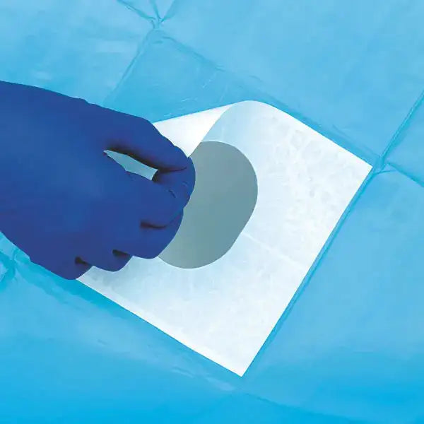 Detailansicht eines selbstklebenden Abdecktuchs Mediware mit Öffnung, ideal zur exakten OP-Feldbegrenzung und hygienischen Abdeckung.