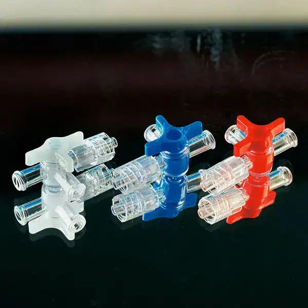 Dreiwegehähne Steril für Infusionstherapie in Weiß, Blau und Rot, 360° drehbar mit Luer Lock-Anschlüssen aus PSU-Material, 150 Stück Set.