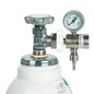 Druckminderer 6 l/min mit konstantem Flow und 4,5 bar Ausgangsdruck, montiert auf Gasflasche für Beatmungstechnik im medizinischen Bereich.