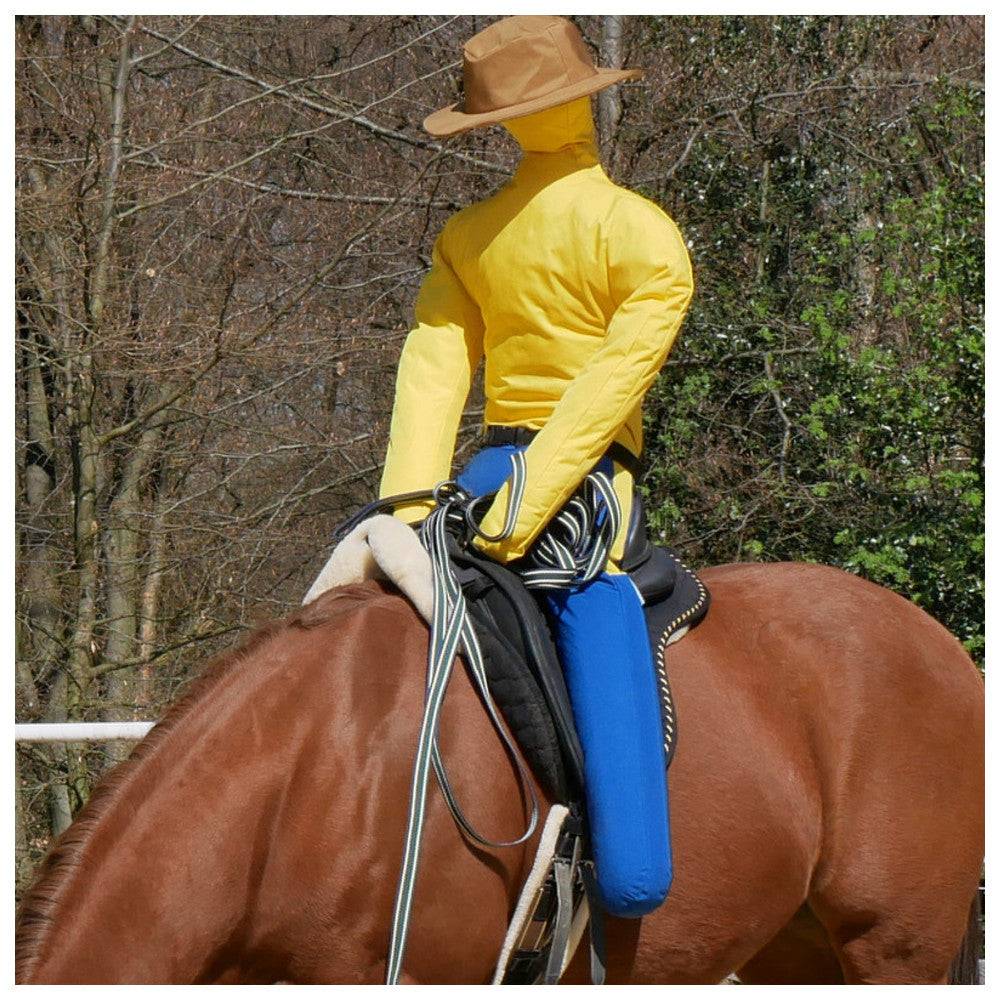 Anreitpuppe Dönges Pferdinand auf Pferd montiert, ideal für sicheres Anreiten und Ausbildung junger Pferde im Outdoor-Reitsport.