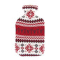 Wärmflasche Gummi 2,0 Liter mit Strickbezug aus Baumwolle im roten Norwegermuster, perfekt für gemütliche Winterabende.