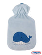 Wärmflasche mit Flauschbezug - Wärmflasche 0,8 L mit Gummi in Hellblau mit Wal-Motiv von Sänger. Kuscheliger Bezug für Kinderwärme.