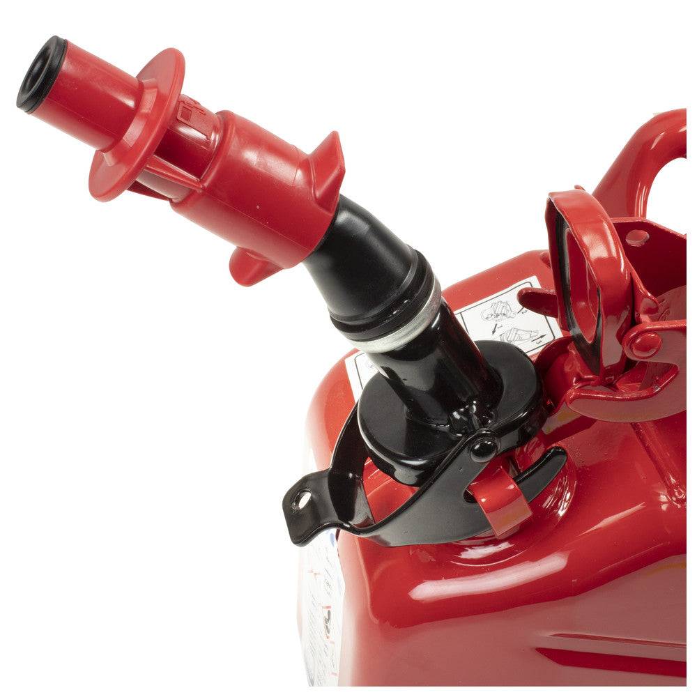 Montierter Automatik-Ausgussstutzen Smart-Spout auf Stahlblech-Benzinkanister, verhindert Überlaufen beim Betanken durch automatische Abschaltung.