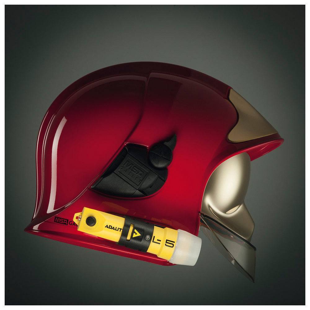 Adalit L-5 Plus Helmlampe sicher an rotem Feuerwehrhelm befestigt – automatische LED-Regulierung für den Einsatz bei Notfällen.