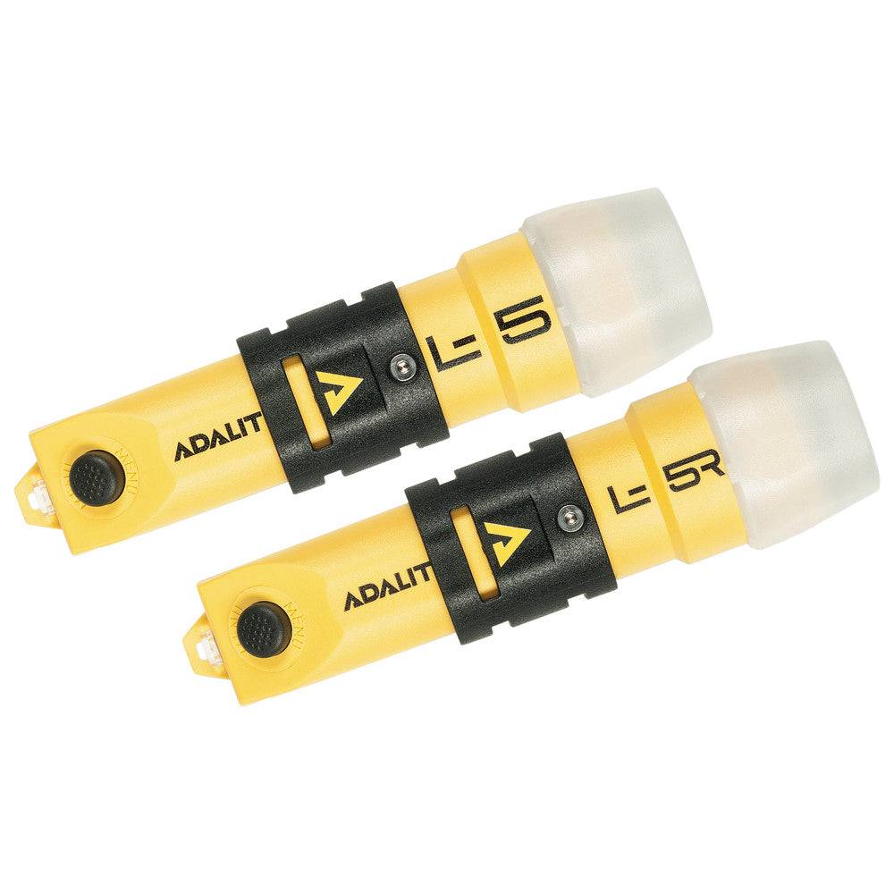 Zwei Helmlampen Adalit L-5R Plus mit Halterung, wiederaufladbar und robust – optimal für professionelle Einsätze bei Feuerwehr und Rettung.