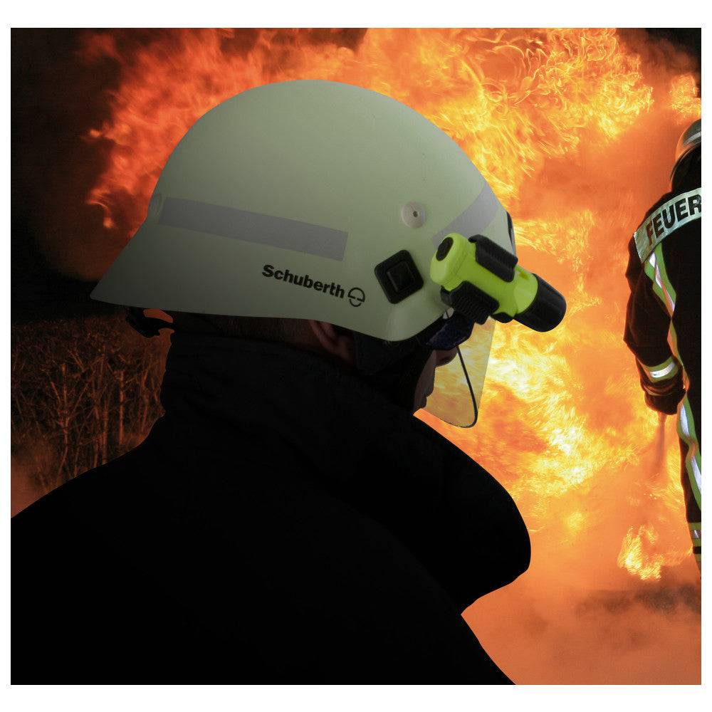 Helmlampe UK 2AA eLED montiert an Feuerwehrhelm bei Brandeinsatz – kompatibel mit Adalit Handleuchte L-3000, ideal für Notfalleinsätze.