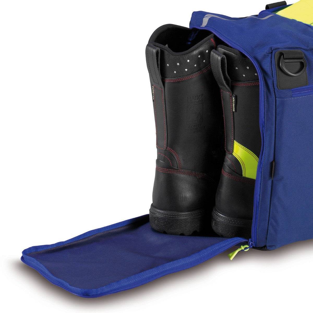 Seitliches Fach der Bekleidungstasche PAX L mit geöffnetem Reißverschluss, zeigt integriertes Stiefelfach für saubere Trennung von Kleidung.