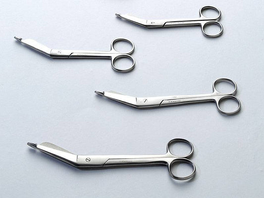 Verbandschere Leina-Werke nach Lister aus Edelstahl mit abgewinkelter Schneide, ideal für präzises Schneiden in Medizin und Pflege.