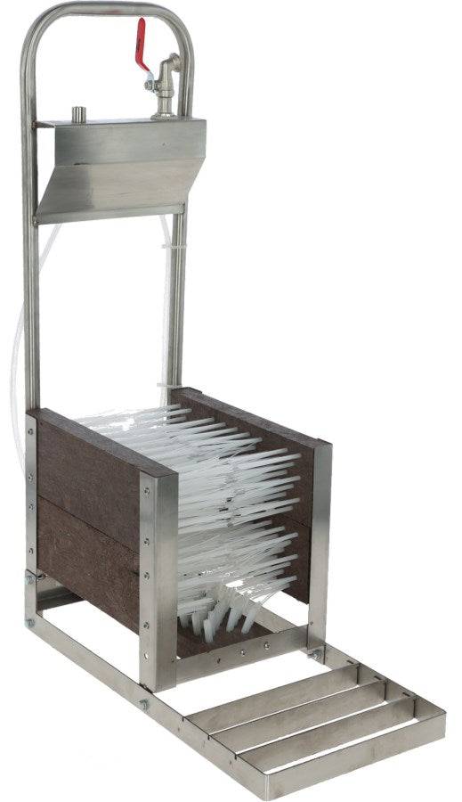Stiefelreiniger robuste Edelstahlausführung mit Wasseranschluss für hygienische Reinigung von Arbeitsstiefeln, ideal für Betriebshygiene.