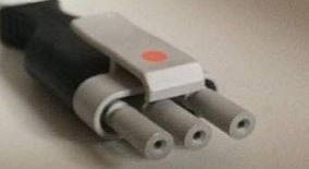 Anschlussstecker der Primedic SavePads Elektroden 96343 für Defibrillatoren, passend für medizinische Notfallausrüstung bei Medasi.shop.