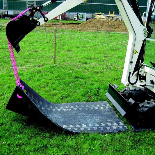 Robuste Bodenschutzmatte für Kettenfahrzeuge und Schwerlastfahrzeuge auf Rasenfläche, ideal für Garten- und Landschaftsbau.