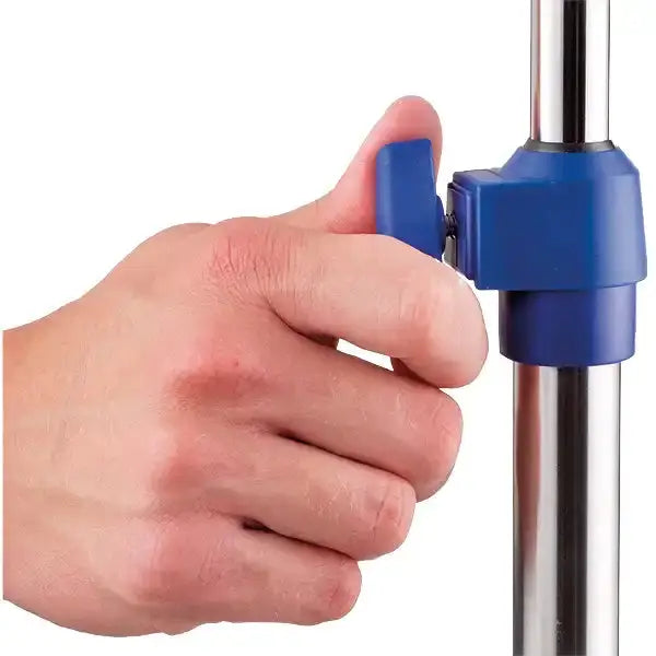 Höhenverstellung des Servocomfort Infusionsständers Economy durch benutzerfreundlichen Drehverschluss für präzise Anpassung von 1300–2150 mm.