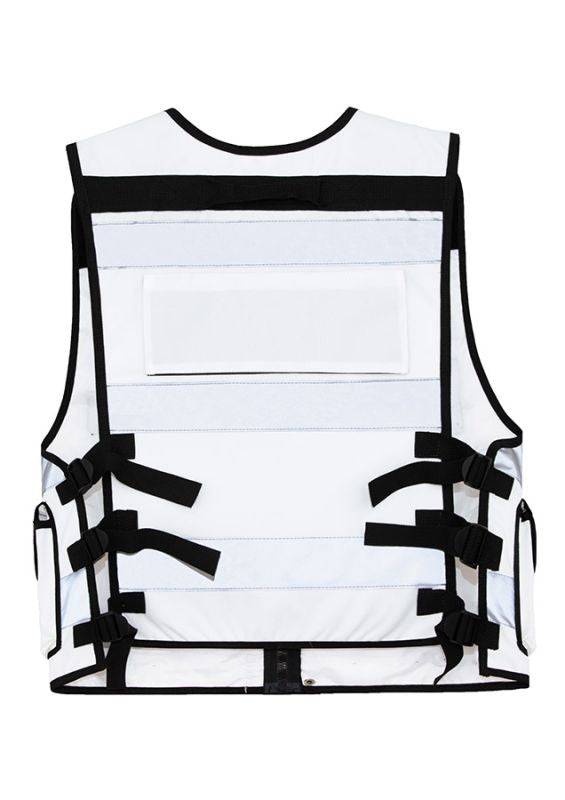 Rückansicht der weißen Tactical Vest Bonn mit verstellbaren Seitenriemen und breiten Reflexstreifen für Sichtbarkeit.