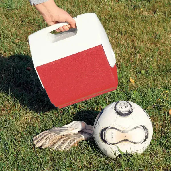 Kältebox mit schwenkbarem Deckel - Tragbare Kühlung | 6.6L, tragbar mit Griff, neben Fußball und Handschuhen auf Wiese platziert.