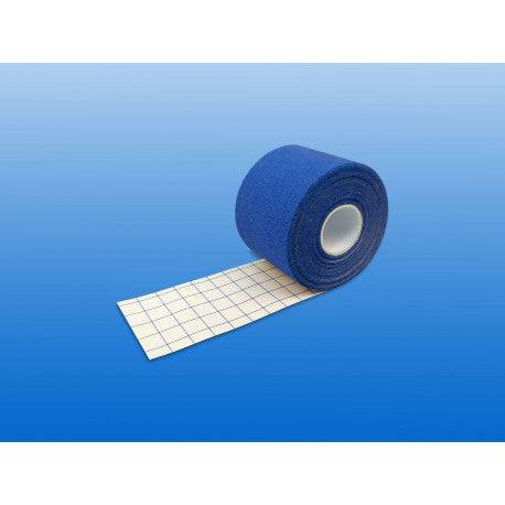 Blaues Kinesiotape RUDAKITAPE® aufgerollt mit Schutzfolie, ideal für Kinesiotaping und Unterstützung der Gelenkfunktion.