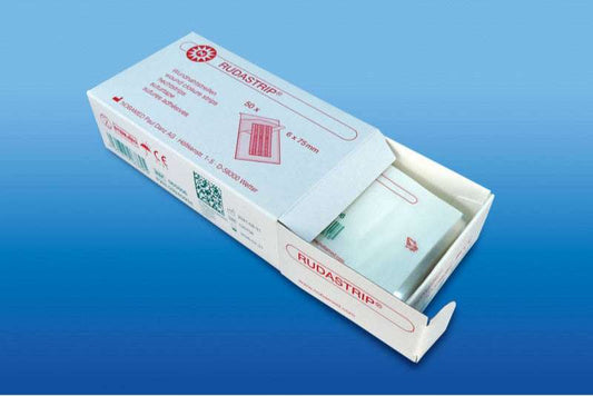 Verpackung der Wundnahtstreifen RUDASTRIP® für sicheren Wundverschluss, geöffnet mit einzeln verpackten Streifen. Ideal für Erste-Hilfe-Sets.