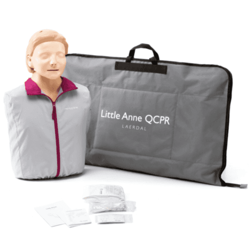 Laerdal Little Anne QCPR Reanimationspuppe mit Transporttasche und Zubehör für Erste Hilfe Ausbildung im medizinischen Trainingsbereich.