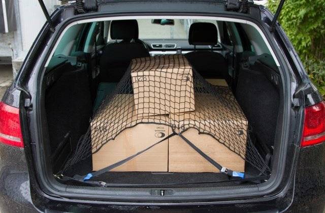Ladungssicherungsnetz PKW Kombi - Bis 760 kg sichert Kartons im Kofferraum, ideal für sicheren Warentransport im Auto.