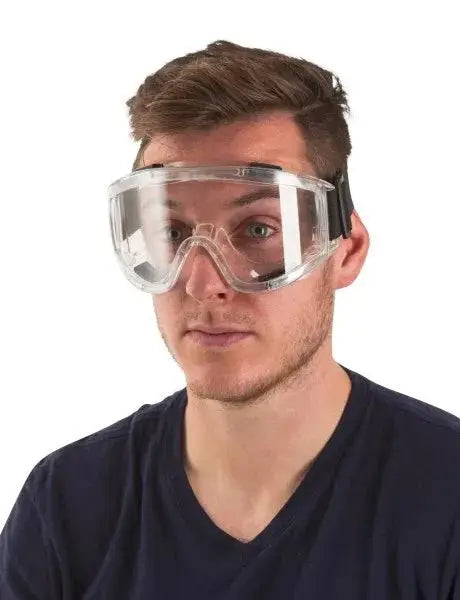 Getragene Panorama Schutzbrille Kerbl mit klarem Sichtfeld und sicherem Sitz, idealer Schutz bei Industrie- und Handwerksarbeiten.
