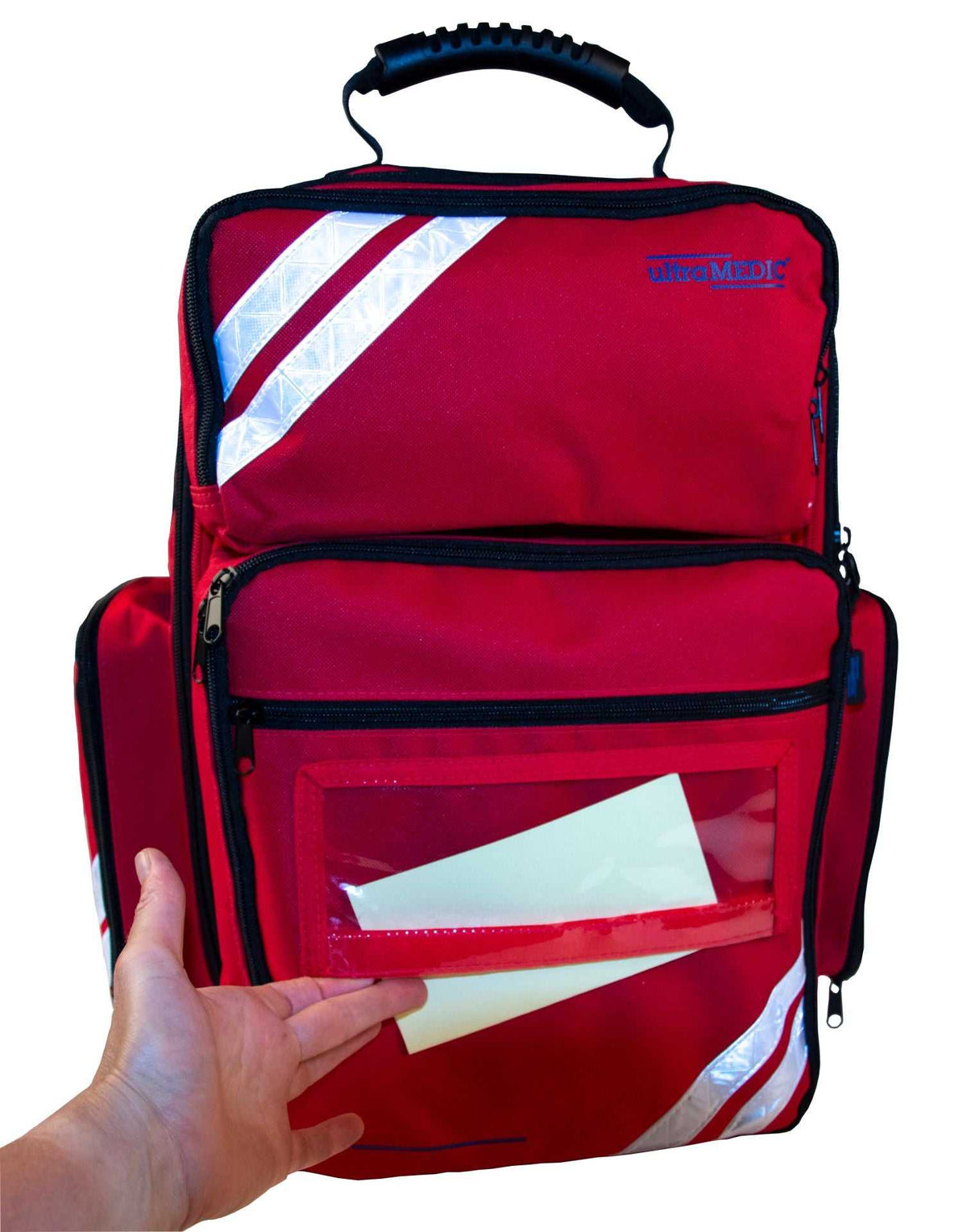 Hand hält das transparente Beschriftungsfach des Rucksack ultraRESCUE LITE, ideal zur individuellen Kennzeichnung im Notfalleinsatz.