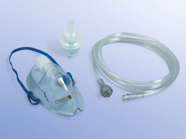 Vernebler Set mit Maske DH zur Vernebelung von Medikamenten, bestehend aus Inhalationsmaske, Verneblerkammer und Schlauchsystem.